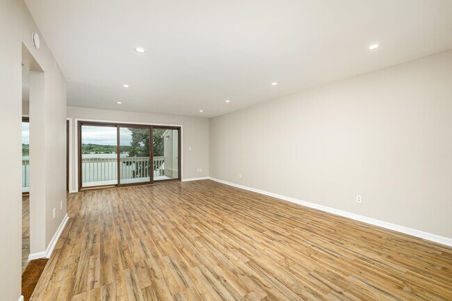Building Photo - 893 Cliffs Dr