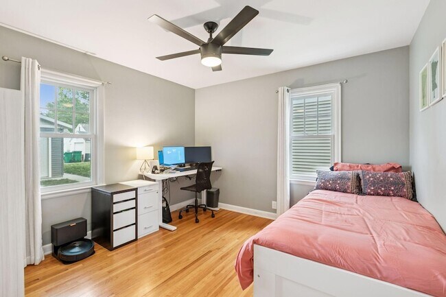 Building Photo - 3040 Hampshire Ave S