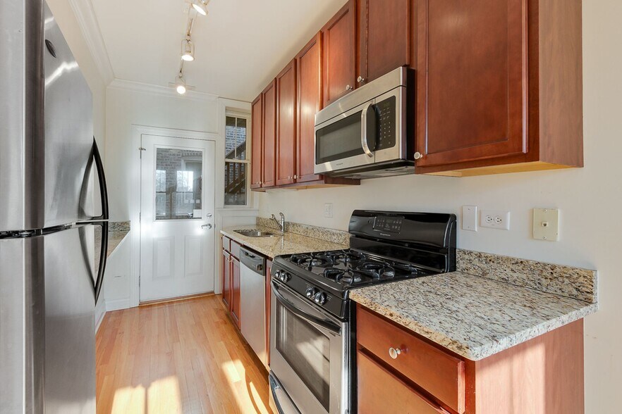 Building Photo - 4861 N Hermitage Ave