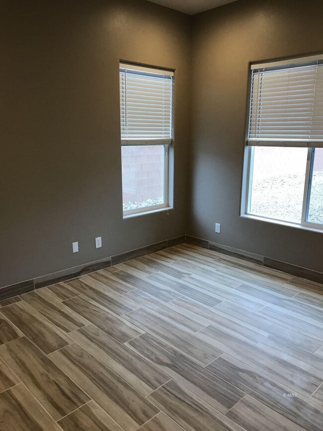 Building Photo - 598 S Hillside Dr