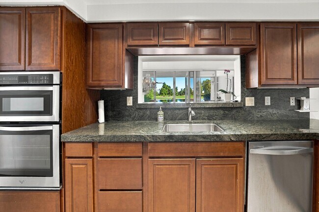 Building Photo - 900 Island Dr