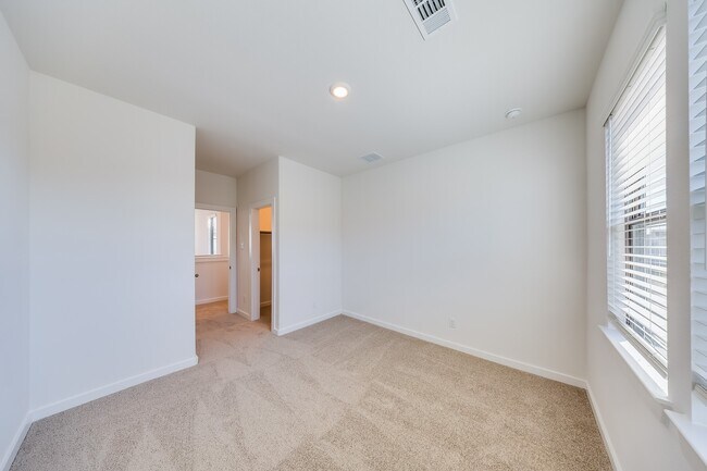 Building Photo - 3235 Home Ct