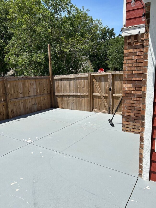 Building Photo - Forest Ridge off Middleground Road