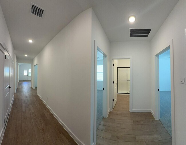 Building Photo - 4819 Legends Bay Dr