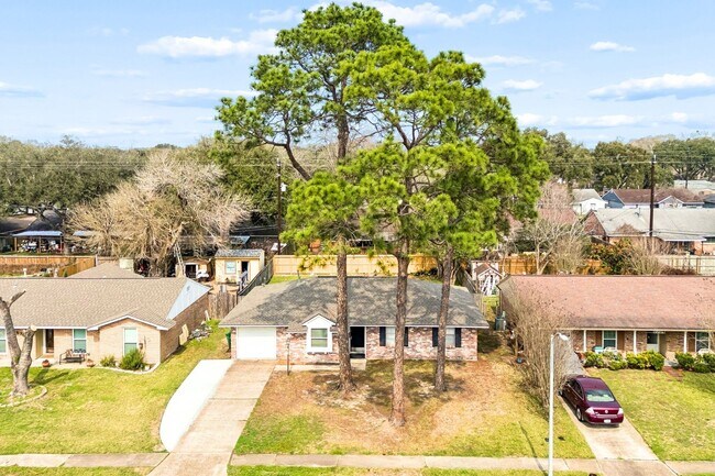 Building Photo - 5758 Greencraig Dr