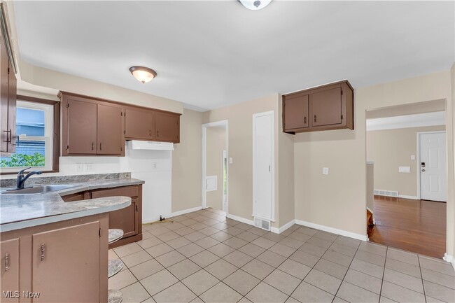 Building Photo - 5037 Greenhurst Dr