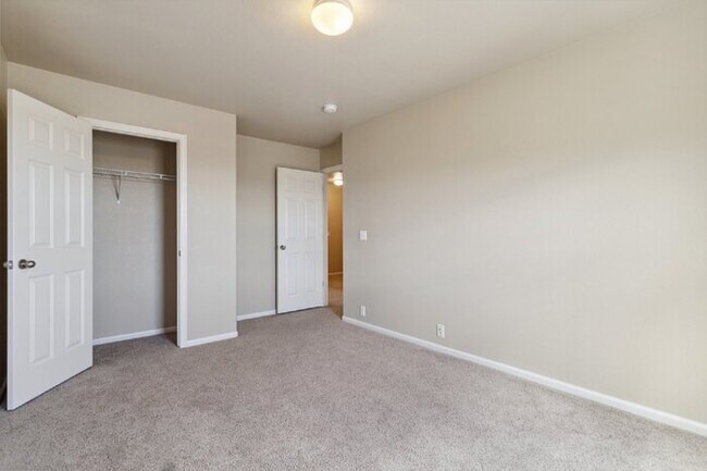 Building Photo - Well-Maintained 3-Bedroom Townhome with Central A/C and Open Layout