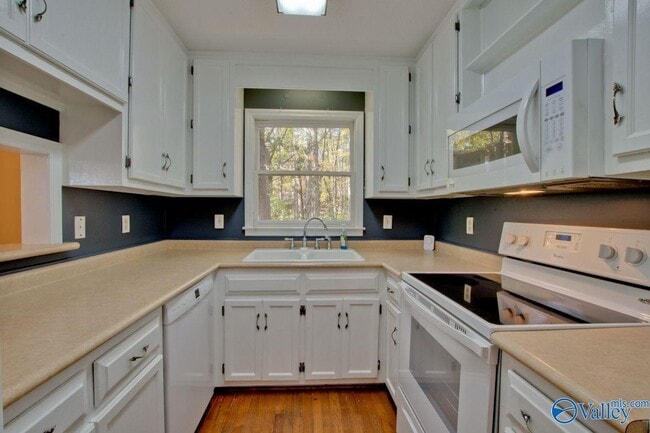 Building Photo - 3018 Live Oak Ln SW