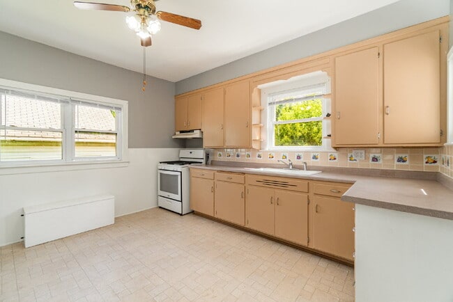 Building Photo - Spacious 3 bedroom home close to Downtown ...