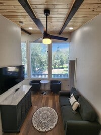Building Photo - Newly Remodeled 1 Bedroom Apartment