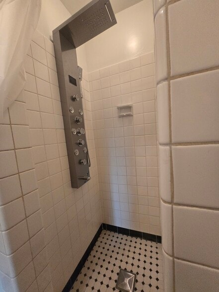 Shower panel in first bathroom - 507 Robinson Dr
