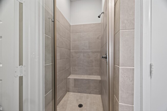 Building Photo - 302 Sky Top Dr