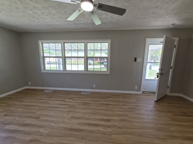 Building Photo - 464 Carol Dr