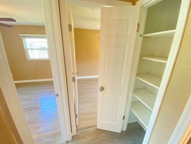 Building Photo - 908 Teatro Ct