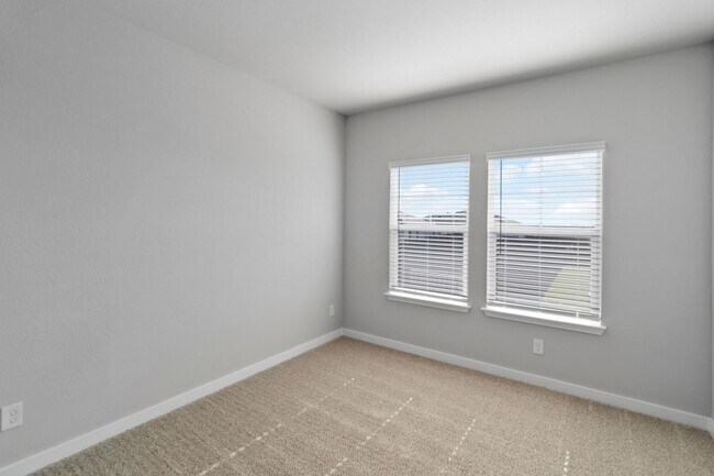 Building Photo - Beautifully 4 bedroom Townhome in Buda- Emma Park