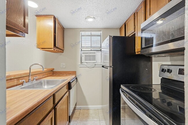 Building Photo - 9520 Royal Ln