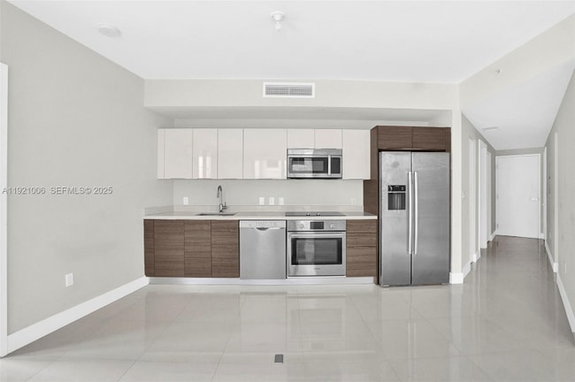 Building Photo - 1010 SW 2nd Ave