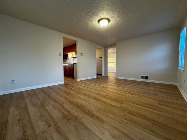 Building Photo - 160 Gruenwald Ave