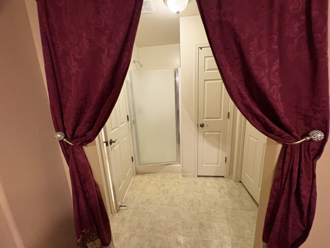 Building Photo - East side beauty 4 bedrooms