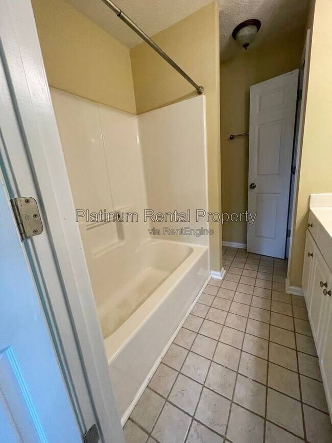 Building Photo - 810 Camelon Ct