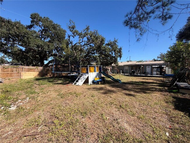 Building Photo - 10410 N Sassafras St