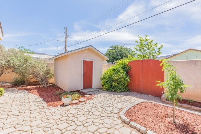 Building Photo - Conveniently located 3 Bedroom, 2 bath