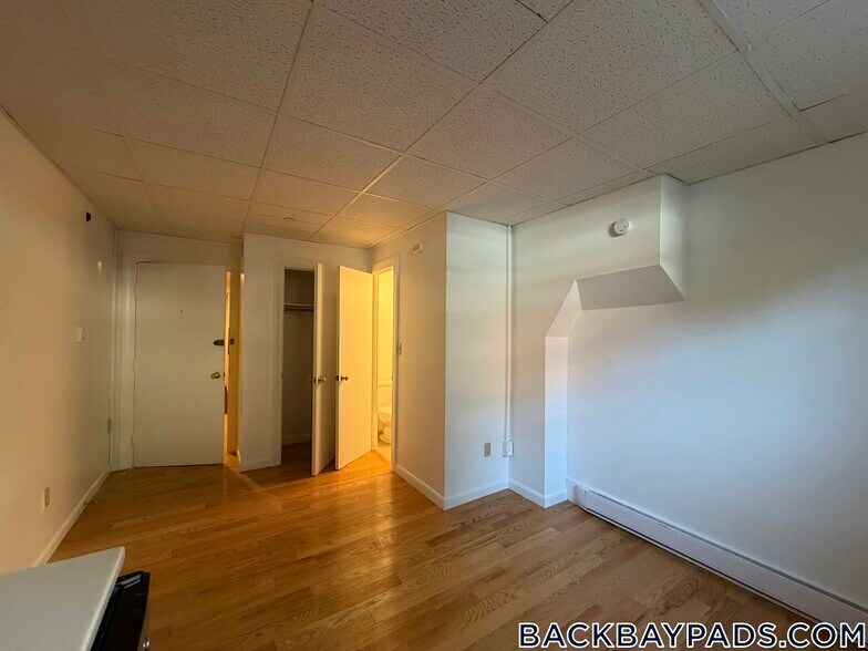 Building Photo - 405 Beacon St