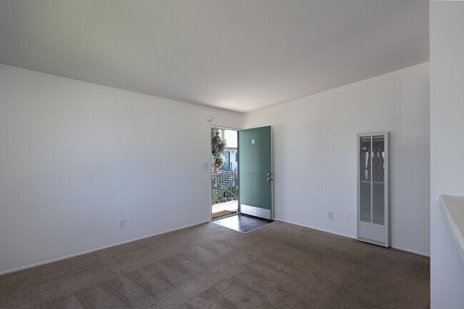 Building Photo - 2 Bedroom + 1 Bathroom Apartment | Oxnard Shores | Unfurnished