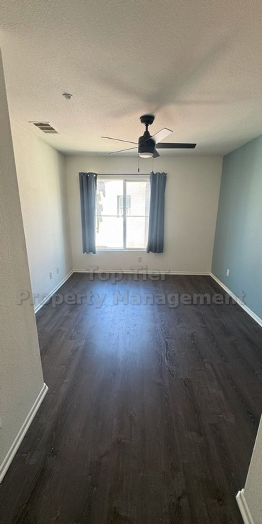 Building Photo - Charming 3-Level Townhome in Coronado Ranch
