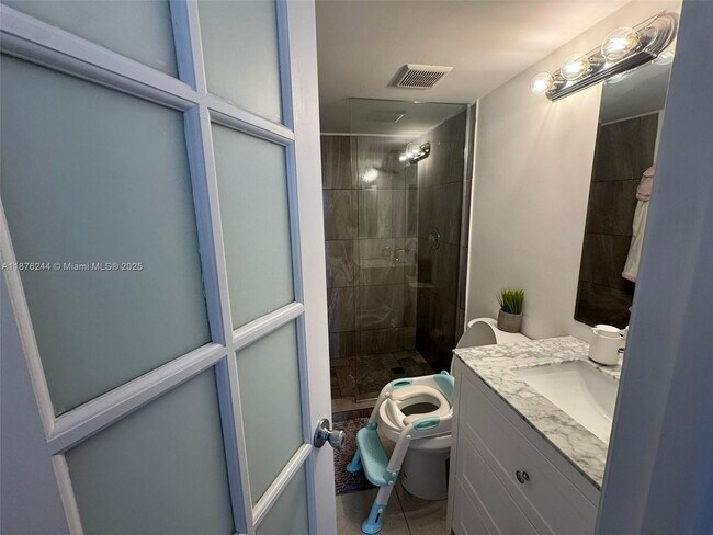 Building Photo - 600 NE 36th St