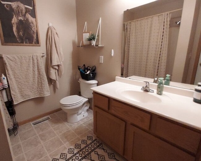 Building Photo - Nice 3 Bedroom Townhome