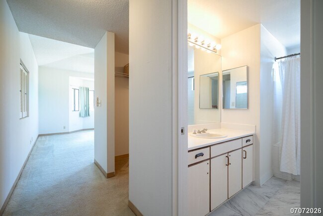 Building Photo - Spacious 3 Bed 2Bath SFM Pets Negotiable- WEST LOCH ESTATES - $3950/month