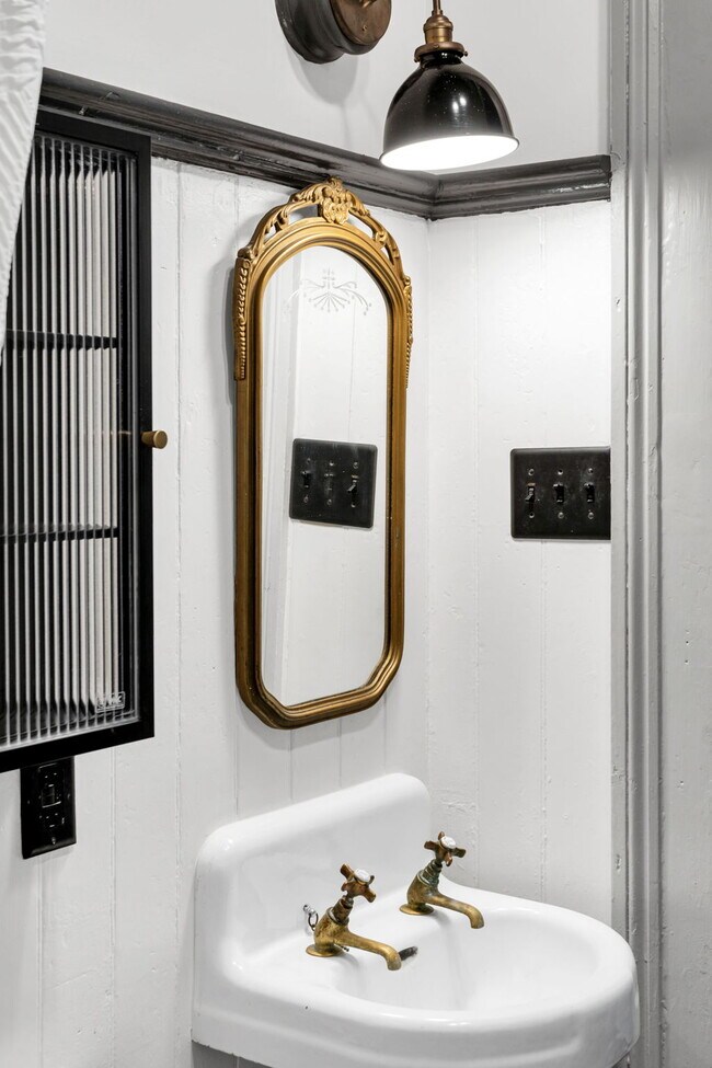 Building Photo - 1323 Constance St