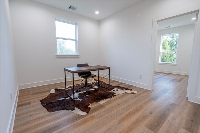 Building Photo - 1307 E 27th St