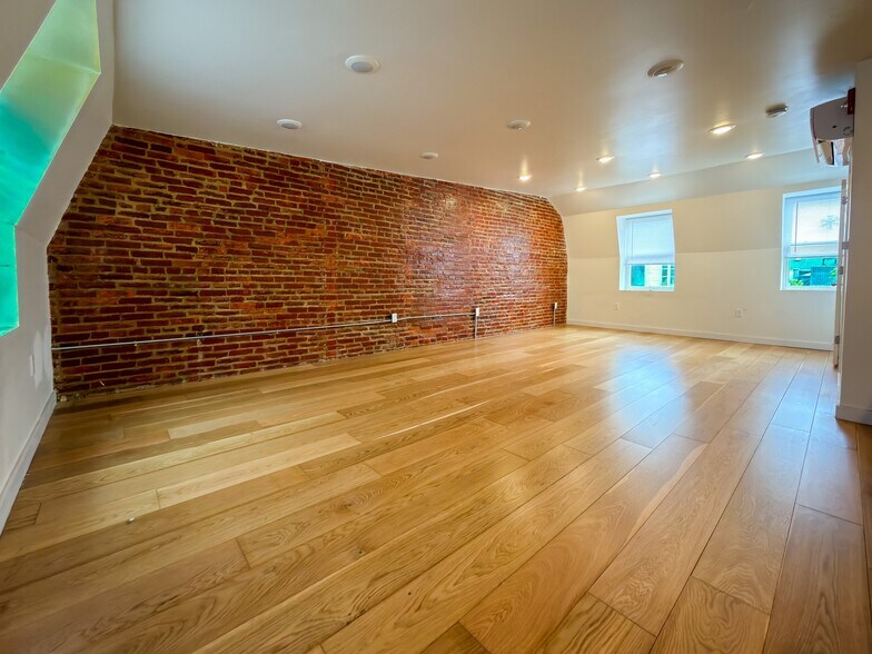 Building Photo - 2129 Pine St