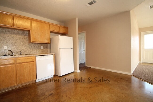 Building Photo - Cove Three-Bedroom!