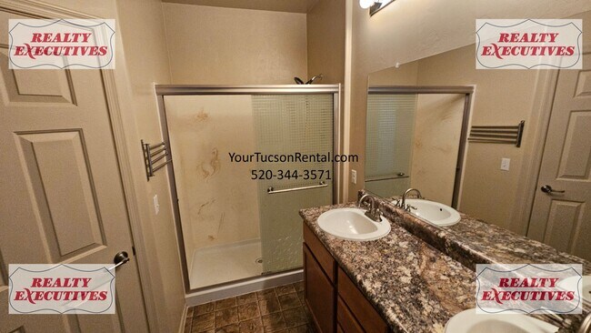 Building Photo - Wentworth Rd South - 4 Bedrooms 2.5 bathrooms, 3 car garage and large fenced yard