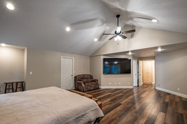 Building Photo - Must See in Bartel’s Canyon View Estates!