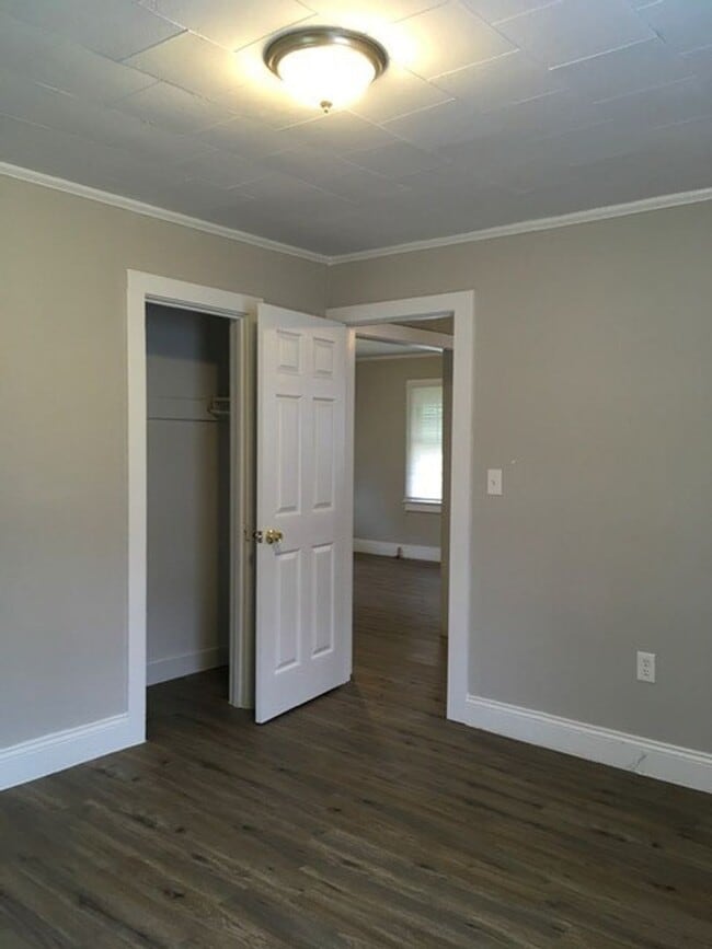 Building Photo - Cute 2 Bedroom Home with Hardwood Floors!