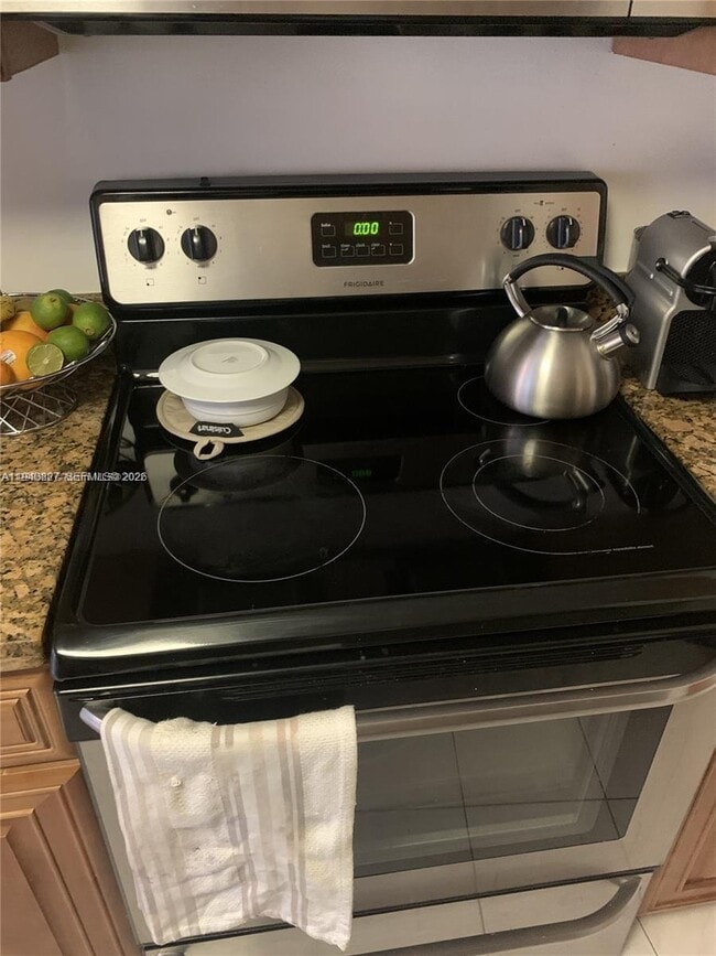 Building Photo - 900 Bay Dr