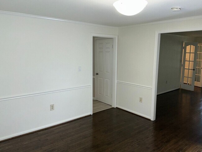 Building Photo - Beautiful 4BR 2.5BA corner lot Colonial wi...