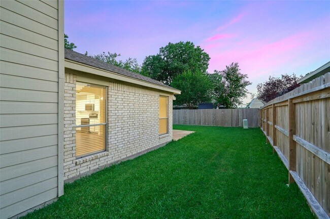 Building Photo - 354 Fantasy Ln