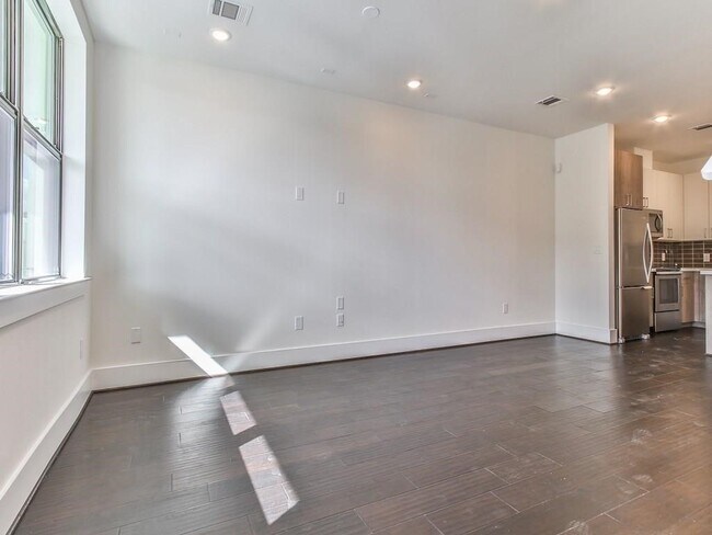 Building Photo - 2401 Crawford St