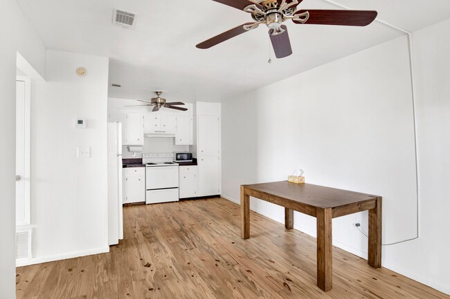 Building Photo - Modern Coastal Condo! View it today!