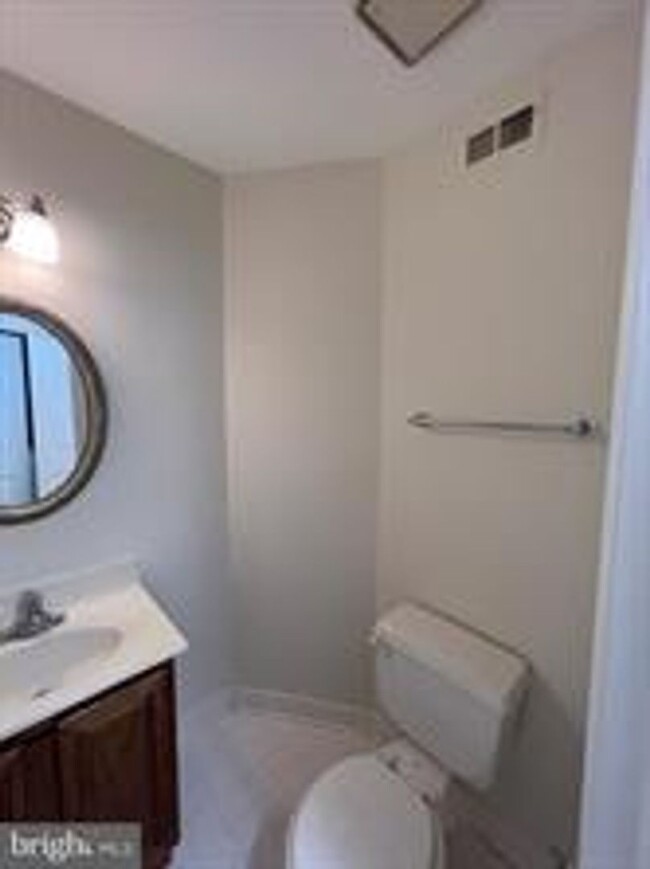 Building Photo - BEAUTIFUL END UNIT TH NEAR DOWNTOWN ROCKVILLE