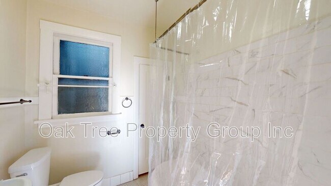 Building Photo - 450 40th St