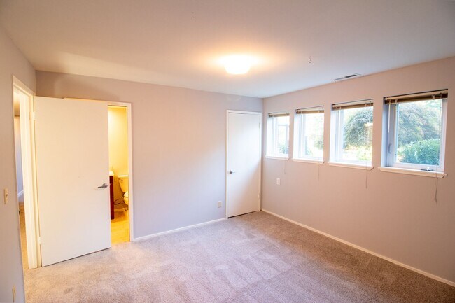 Building Photo - 5Bd/2.5Ba Redmond Home