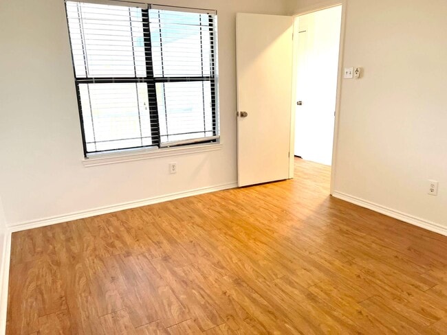 Building Photo - 15334 Barataria Dr