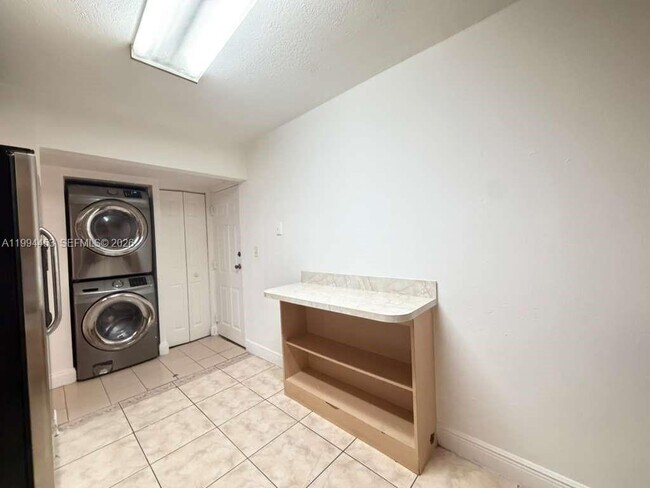 Building Photo - 10000 NW 80th Ct