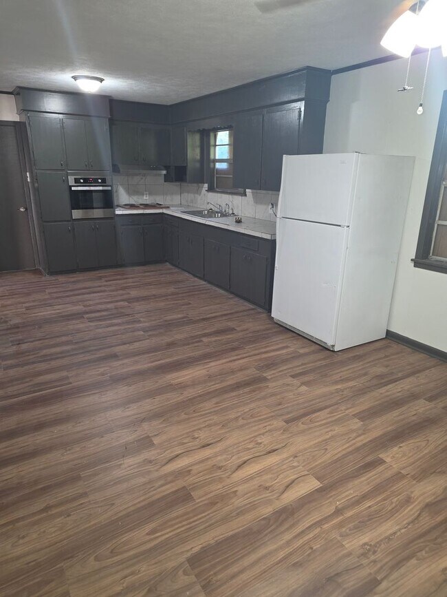 Building Photo - 1059 Maria Dr